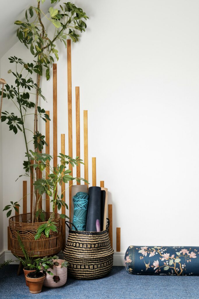 Góc thảm tập cuộn và cây xanh trong phòng